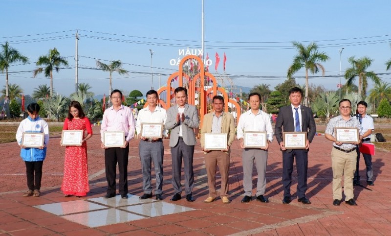 Chủ tịch UBND huyện tặng giấy khen cho tập thể và cá nhân có thành tích trong Cuộc thi tìm hiểu “Kon Tum – 110 năm xây dựng và phát triển”.