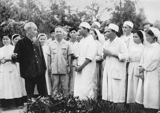 Trong ảnh: Thăm Bệnh xá Vân Đình (Hà Tây cũ) ngày 20/4/1963, Chủ tịch Hồ Chí Minh căn dặn cán bộ bệnh xá thực hiện “Lương y như từ mẫu”. Ảnh: Tư liệu TTXVN