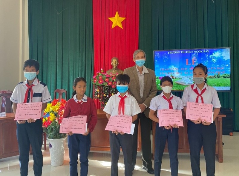 Trao học bổng cho học sinh nghèo vượt khó tại Trường TH-THCS xã Ngọk Bay, TP Kon Tum