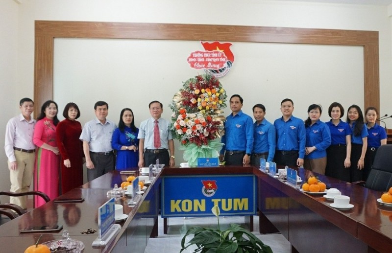 Đồng chí Phó Bí thư Tỉnh ủy Nguyễn Văn Hòa đến thăm, tặng hoa và chúc mừng tập thể cán bộ, đoàn viên, thanh niên Tỉnh đoàn. (ảnh: baokontum.com.vn)