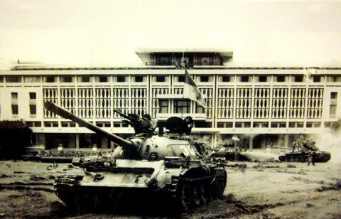 Xe tăng quân giải phóng đánh chiếm phủ Tổng thống Ngụy lúc 9 giờ 30 ngày 30/4/1975