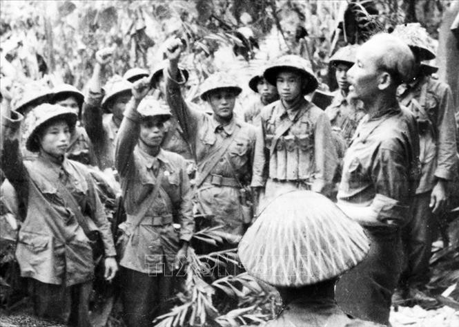 Chủ tịch Hồ Chí Minh đến thăm và nói chuyện với một đơn vị bộ đội tham gia chiến dịch Điện Biên Phủ năm 1954. (Ảnh tư liệu)