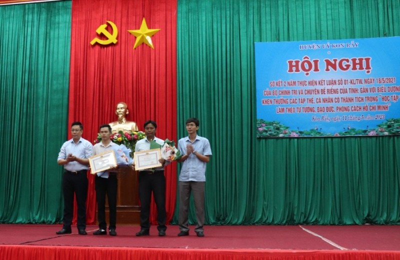 Trao giấy khen cho tập thể, cá nhân có thành tích xuất sắc trong học tập và làm theo tư tưởng, đạo đức, phong cách Hồ Chí Minh
