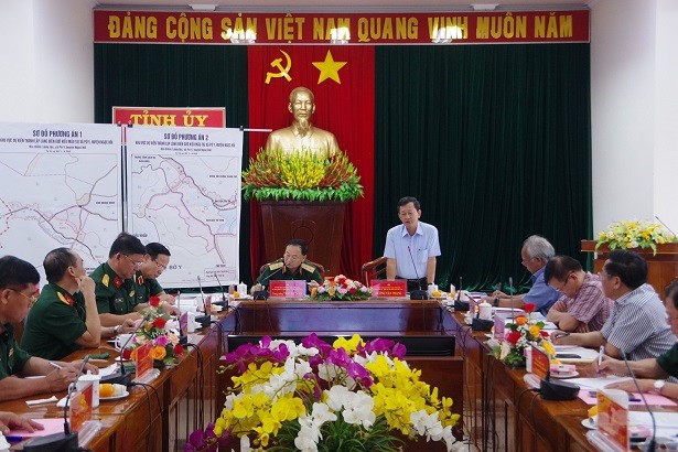 Bí thư Tỉnh ủy Dương Văn Trang phát biểu tại buổi làm việc của Thường trực Tỉnh ủy với Đoàn công tác Bộ Tư lệnh Quân khu 5  (ảnh: baokontum.com.vn)