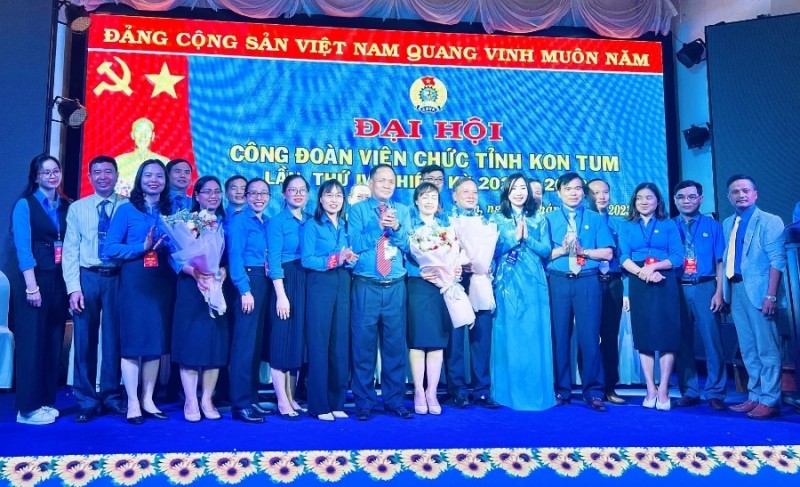 Đại diện Lãnh đạo ĐUK, lãnh đạo LĐLĐ tỉnh, lãnh đạo CĐVC Việt Nam tặng hoa chúc mừng BCH CĐVC tỉnh khóa IV