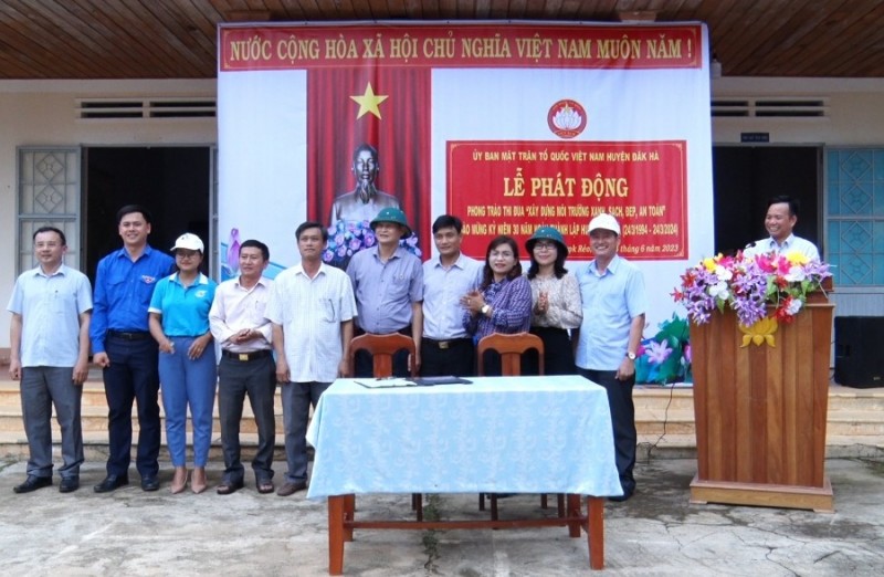 Các thành viên khối MTTQ Việt Nam huyện Đăk Hà ký kết giao ước thi đua xây dựng môi trường NTM