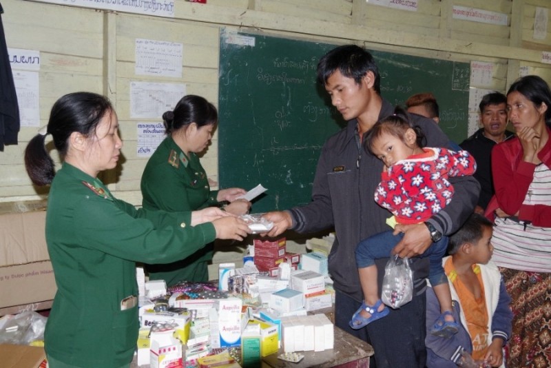 Lực lượng quân y khám bệnh, phát thuốc cho người dân khu vực biên giới.