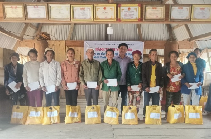 Đồng chí Trưởng Ban Tuyên giáo Huỳnh Quốc Huy tặng quà cho hộ gia đình chính sách, người có công với nước trên địa bàn xã Măng Ri