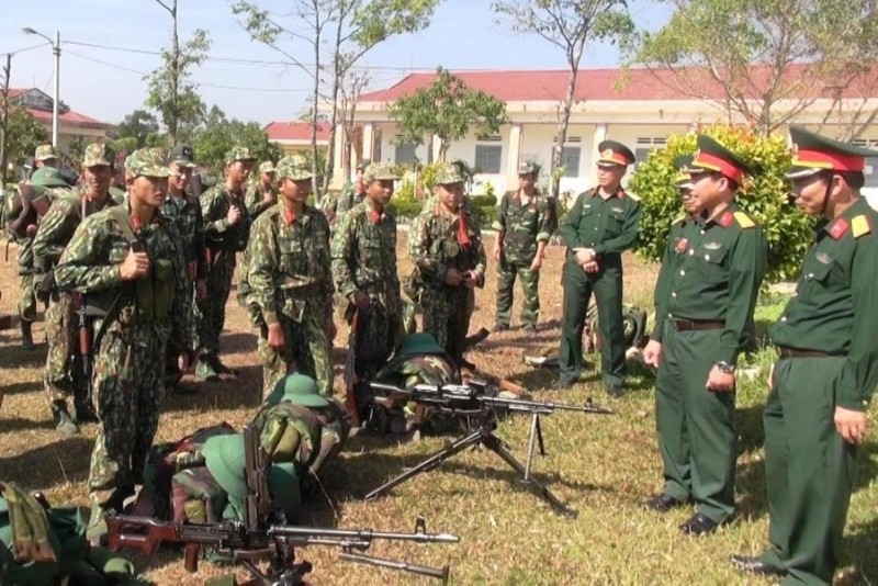 Lãnh đạo Bộ CHQS tỉnh kiểm tra công tác sẵn sàng chiến đấu tại Đại đội Bộ binh 188, Ban CHQS huyện Ngọc Hồi. Ảnh: T.V.H