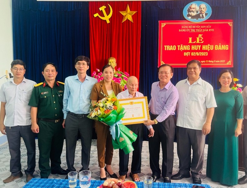 Trao Huy hiệu 75 năm tuổi Đảng cho đảng viên Phạm Liễm. Ảnh: TVP