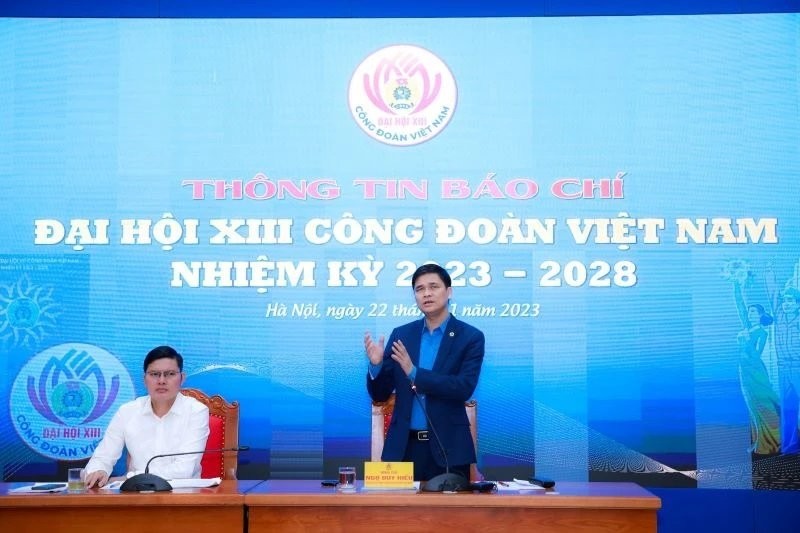Đồng chí Ngọ Duy Hiểu thông tin về Đại hội Công đoàn Việt Nam lần thứ XIII (ảnh của Báo Nhân dân).