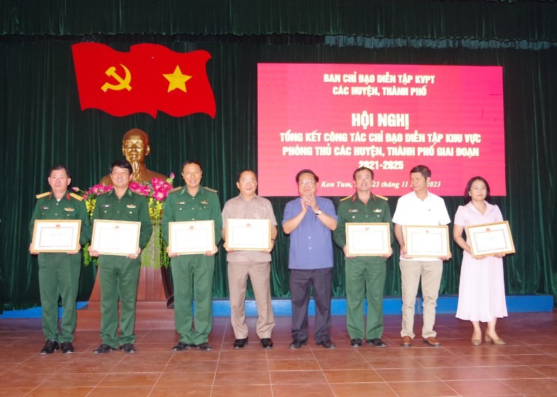 Chủ tịch UBND tỉnh Lê Ngọc Tuấn tặng bằng khen cho các tập thể và cá nhân có thành tích trong công tác diễn tập KVPT các huyện, thành phố giai đoạn 2021-2025