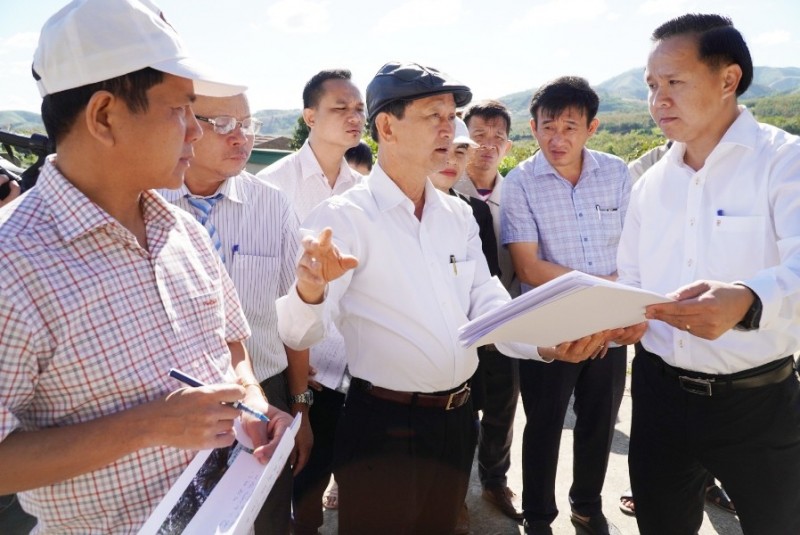 Đồng chí Bí thư Tỉnh ủy Dương Văn Trang đề nghị UBND huyện mở rộng lối vào khu di tích, tạo điểm nhấn cho du khách đến thăm viếng. Ảnh: VT