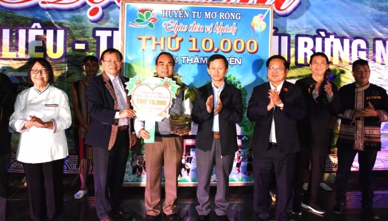 Các đồng chí lãnh đạo tỉnh tặng Quốc bảo sâm Ngọc Linh cho vị khách thứ 10.000 đến với Tu Mơ Rông. (ảnh: baokontum.com.vn)