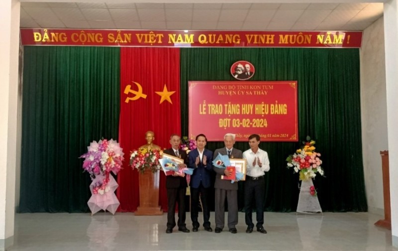 Trao Huy hiệu 55 năm tuổi Đảng cho đảng viên thuộc Đảng bộ thị trấn Sa Thầy