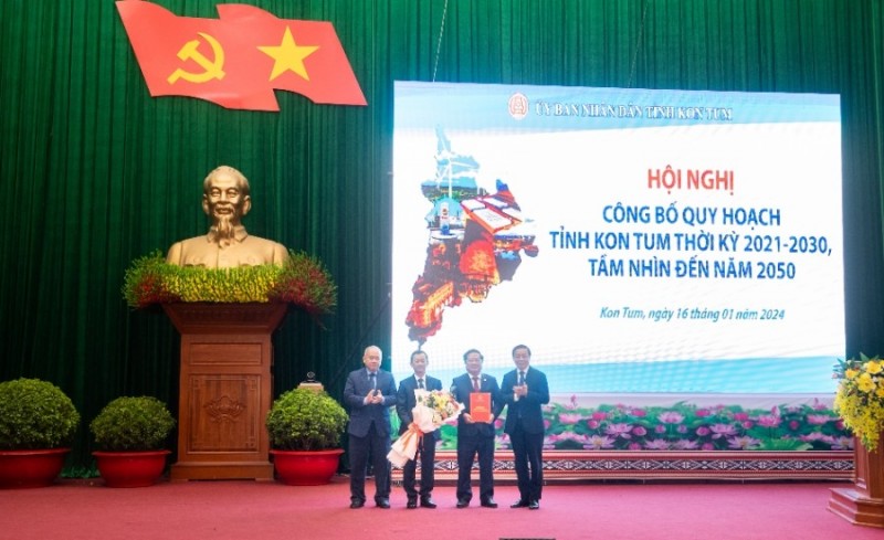 Phó Thủ tướng Trần Hồng Hà trao Quyết định 1756/QĐ-TTg (ngày 31-12-2023) của Thủ tướng CP phê duyệt Quy hoạch tỉnh Kon Tum thời kỳ 2021-2030, tầm nhìn đến năm 2050 cho lãnh đạo tỉnh. (ảnh: baokontum.com.vn)