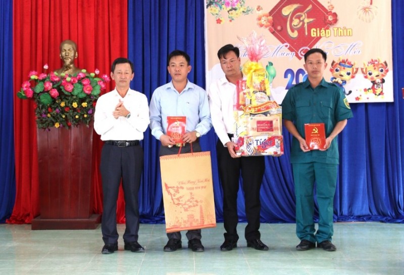 Đồng chí Bí thư Tỉnh ủy, Chủ tịch HĐND tỉnh Dương Văn Trang tặng quà Đảng ủy, chính quyền xã Ia Dom