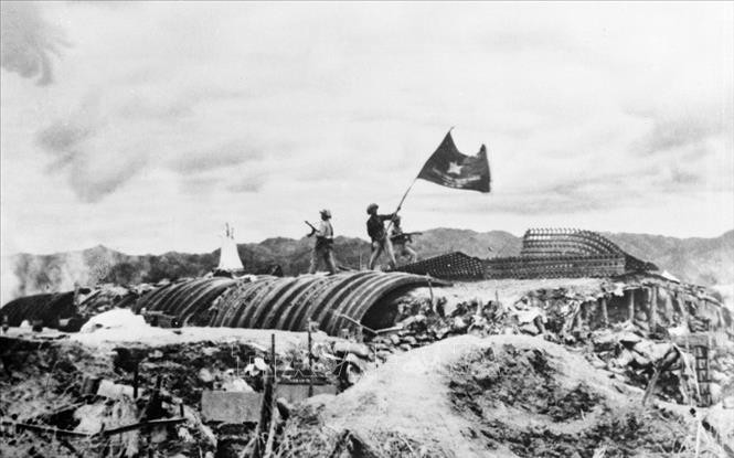 Chiều ngày 07/5/1954, lá cờ “Quyết chiến - Quyết thắng” của Quân đội nhân dân Việt Nam hiên ngang tung bay trên nóc hầm tướng De Castries. Chiến dịch lịch sử Điện Biên Phủ đã toàn thắng. Ảnh: Tư liệu/TTXVN.