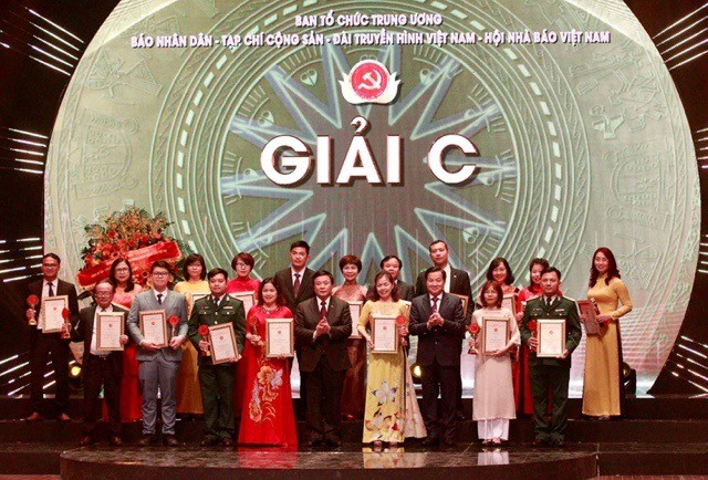 Tác phẩm "Thắp lửa" của nhóm tác giả Thu Trang-Công Luận và ekip Đài PT-TH tỉnh đoạt giải C Giải Búa liềm vàng