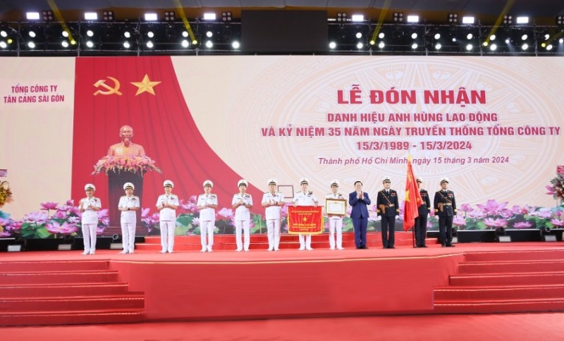Đồng chí Nguyễn Trọng Nghĩa, Trưởng Ban Tuyên giáo Trung ương trao danh hiệu Anh hùng Lao động tặng TCSG
