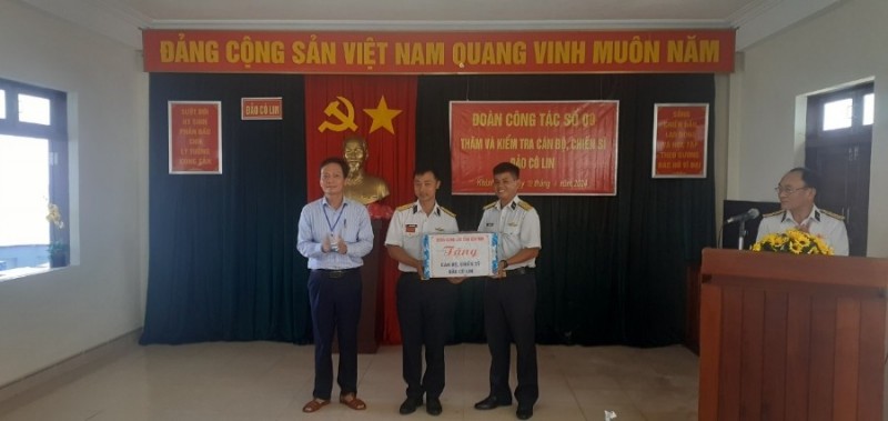 Đồng chí Nguyễn Tấn Liêm tặng quà của tỉnh Kon Tum cho cán bộ, chiến sĩ đảo Cô Lin