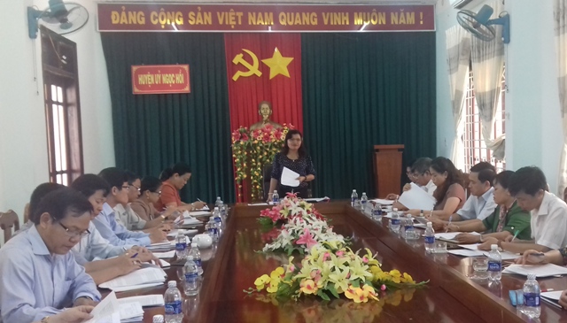 Đồng chí Lê Thị Kim Đơn, Ủy viên Ban Thường vụ Tỉnh ủy, Trưởng Ban Tuyên giáo Tỉnh ủy, trưởng đoàn kiểm tra làm việc tại Ngọc Hồi
