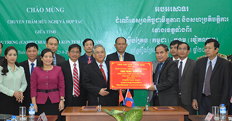 Lãnh đạo tỉnh Kon Tum trao biển tặng công trình an sinh xã hội cho tỉnh Stung Treng