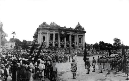 Ngày 19/8/1945, hàng chục vạn người dân ở Hà Nội và các tỉnh lân cận theo các ngả đường kéo về quảng trường Nhà hát lớn Hà Nội dự cuộc mít tinh lớn chưa từng có của quần chúng cách mạng, hưởng ứng cuộc Tổng khởi nghĩa giành chính quyền. Ảnh&