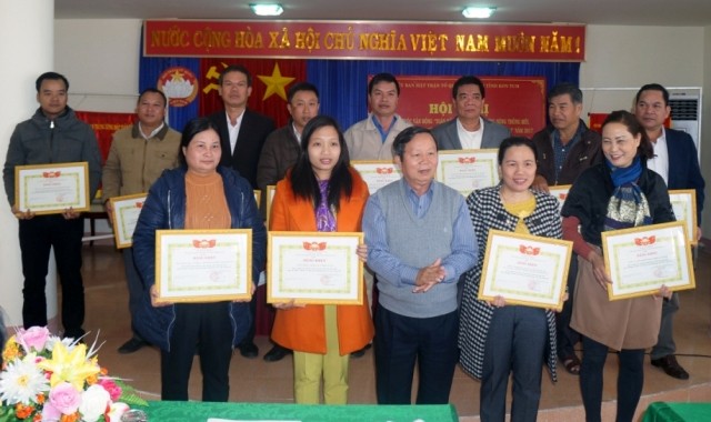 tặng Bằng khen của Ủy ban MTTQ Việt Nam cho 18 tập thể và 02 cá nhân đã có thành tích xuất sắc trong thực hiện Cuộc vận động “Người Việt Nam ưu tiên dùng hàng Việt Nam” năm 2017.