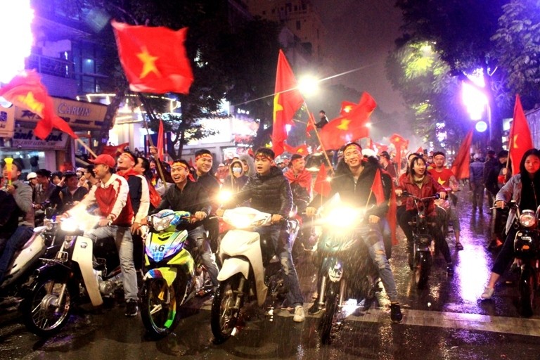 Sau tiếng còi kết thúc trận đấu, mặc dù không khỏi tiếc nuối vì đội nhà đã không giành được cúp vô địch, hàng nghìn người hâm mộ vẫn đổ ra đường ăn mừng chiến tích lịch sử của các cầu thủ trẻ U23 Việt Nam.