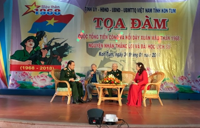 Tọa đàm, giao lưu với đồng chí Trần Thanh Dân, nguyên Phó Bí thư Tỉnh ủy và đồng chí Thái Phước Hiệp, nguyên Phó chỉ huy trưởng Bộ CHQS tỉnh Kon Tum.