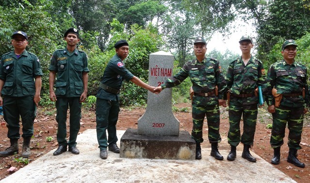 Đồn Biên phòng Sa Thầy - 713 BĐBP Kon Tum phối hợp với lực lượng bảo vệ biên giới phía đối diện của Campuchia tuần tra chung bảo vệ đường biên, cột mốc.