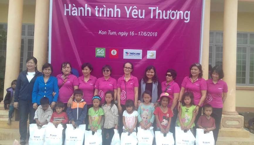 Trao quà cho trẻ em có hoàn cảnh khó khăn xã Ngọc Linh, huyện Đăk Glei