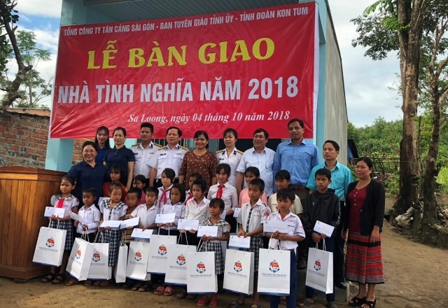 Tổng Cty Tân cảng SG phối hợp với Ban Tuyên giáo Tỉnh ủy và Tỉnh đoàn Kon Tum tổ chức bàn giao nhà tình nghĩa năm 2018 và tặng quà cho bà con thôn Bun Ngai, xã Sa Loong, huyện Ngọc Hồi.