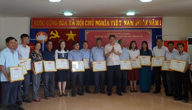Chủ tịch Ủy ban MTTQ Việt Nam tỉnh Nguyễn Trung Hải tặng Bằng khen cho các tập thể có thành tích xuất sắc trong thực hiện CVĐ.