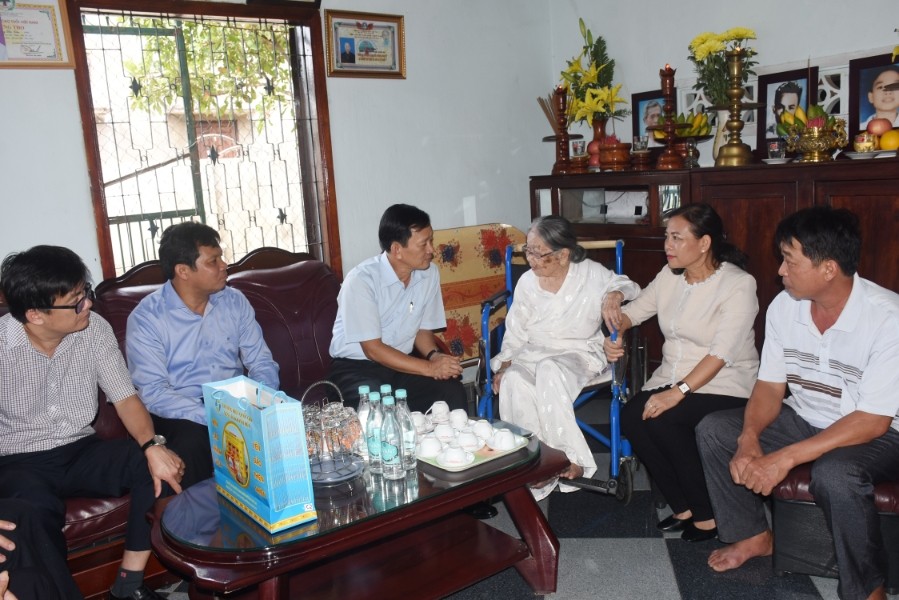 Các đồng chí lãnh đạo tỉnh, thành phố Kon Tum thăm Mẹ Việt Nam Anh hùng Đặng Thị Thu. Ảnh: VP