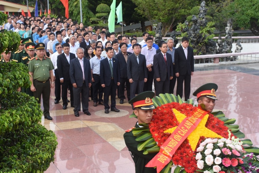 Lãnh đạo tỉnh dâng hoa, thắp hương tại Đài tưởng niệm Nghĩa trang Liệt sĩ tỉnh. Ảnh: VP