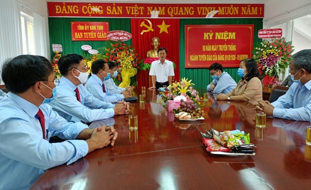 Đồng chí Dương Văn Trang, Ủy viên Trung ương Đảng, Bí thư Tỉnh ủy phát biểu chúc mừng cán bộ, công chức Ban Tuyên giáo Tỉnh ủy