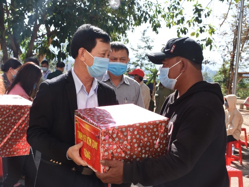 Bí thư Tỉnh ủy Dương Văn Trang thăm, tặng quà Tết cho người dân xã Mô Rai, huyện Sa Thầy (ảnh của baokontum.com.vn)