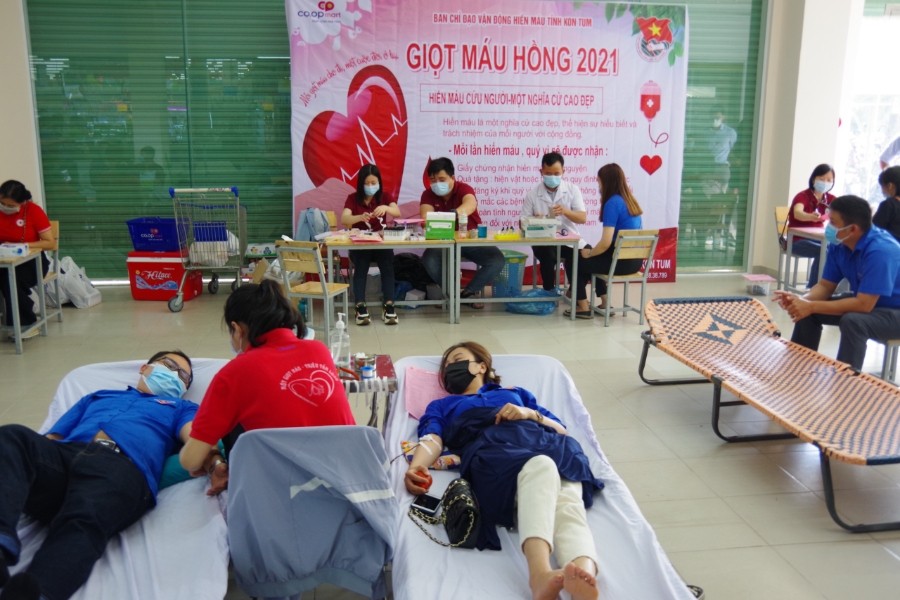 Đoàn Khối cơ quan và doanh nghiệp tỉnh phối hợp với Khoa Huyết học-Truyền máu (Bệnh viện Đa khoa tỉnh) tổ chức Chương trình hiến máu tình nguyện đợt 2 năm 2021. (ảnh: baokontum.com.vn)