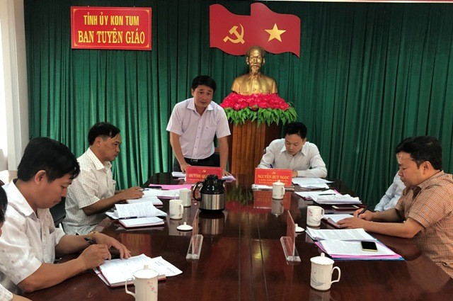 Đồng chí Huỳnh Quốc Huy - Ủy viên Ban Thường vụ, Trưởng Ban Tuyên giáo Tỉnh ủy báo cáo tại buổi làm việc với Đoàn công tác T26