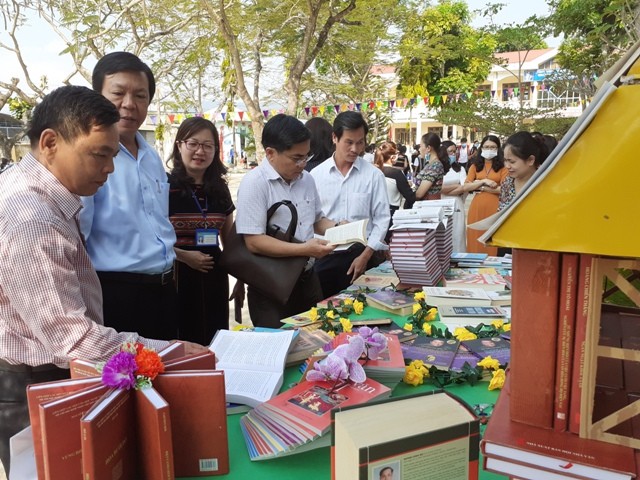 Đại biểu và các em học sinh hưởng ứng Ngày sách Việt Nam