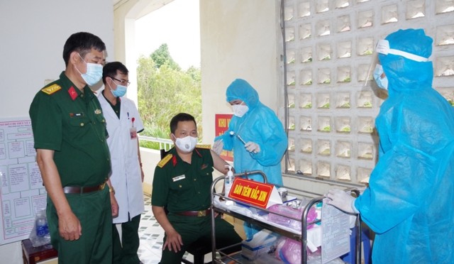 Cán bộ, nhân viên LLVT tỉnh trên tuyến đầu chống dịch được tiêm mũi vắc-xin phòng chống dịch Covid - 19 đầu tiên. (ảnh: baokontum.com.vn)
