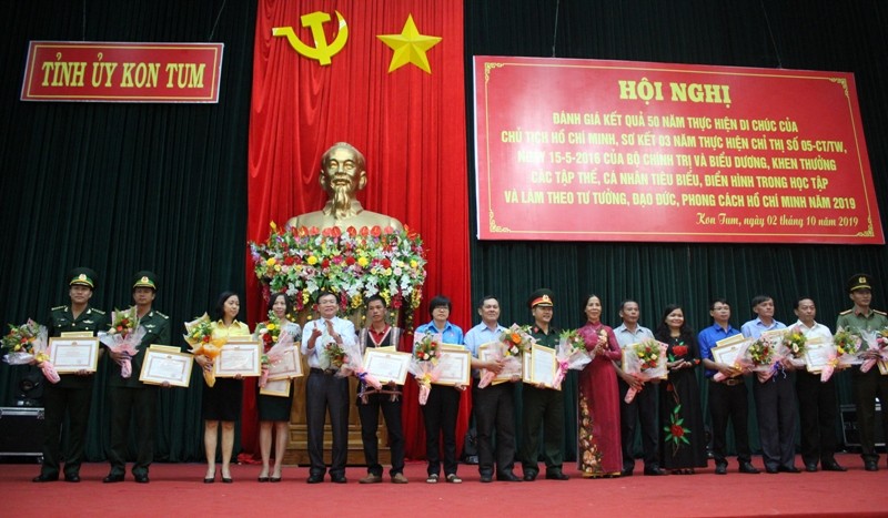 Tỉnh Kon Tum tổ chức sơ kết 03 năm thực hiện Chỉ thị 05-CT/TW của Bộ Chính trị và biểu dương, khen thưởng các tập thể, cá nhân điển hình, tiên tiến trong học tập và làm theo tư tưởng, đạo đức, phong cách Hồ Chí Minh.