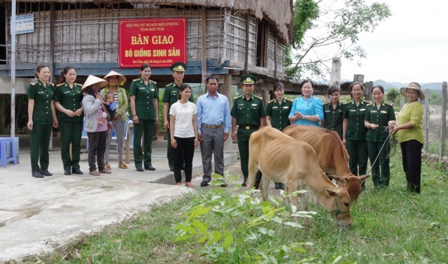 Hội Phụ nữ BĐBP tỉnh tặng bò giống cho Chi hội Phụ nữ thôn Kon Tu 1, xã Đăk Blà, thành phố Kon Tum