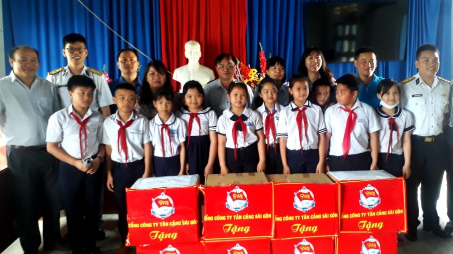 Đoàn công tác Tổng Công ty Tân cảng Sài Gòn tặng 1000 cuốn vở, bút màu cho học sinh huyện Kon Rẫy