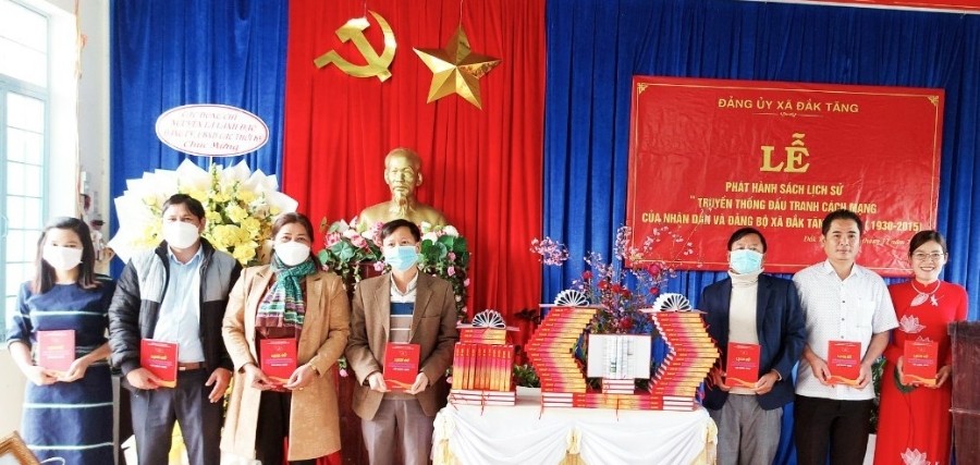 Công bố sách Lịch sử Đảng bộ xã Đăk Tăng