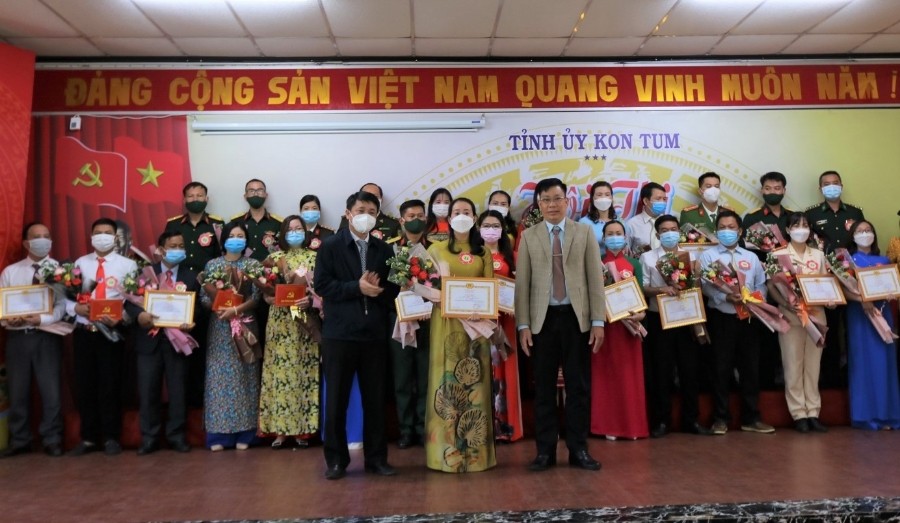 Đồng chí Trưởng ban và Phó Trưởng ban Thường trực Ban Tuyên giáo Tỉnh ủy trao giải Nhất cho thí sinh Trần Thị Thùy Linh. (ảnh: kontum.gov.vn)