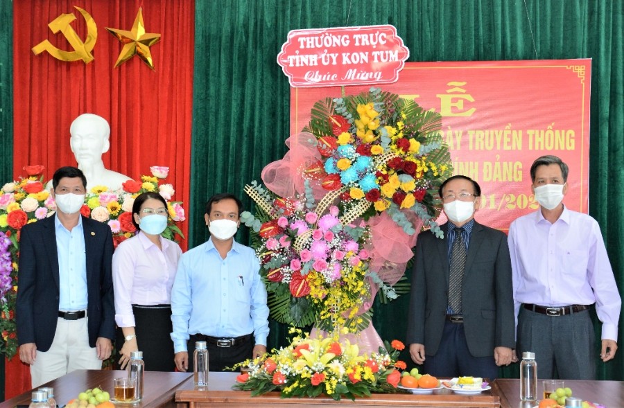 Thường trực Tỉnh ủy tặng hoa, chúc mừng tập thể cán bộ, công chức Ban Nội chính Tỉnh ủy. Ảnh: MT