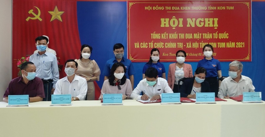 Đại diện lãnh đạo MTTQ Việt Nam tỉnh và các tổ chức chính trị - xã hội tỉnh ký kết giao ước thi đua năm 2022